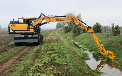 mowing-bucket-mrzt-on-hyandai-excavator-with-extension-boom